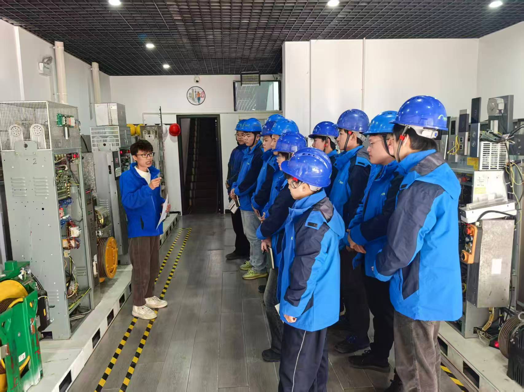 山东鲁泰( 联系电话：13325120539)电梯有限公司