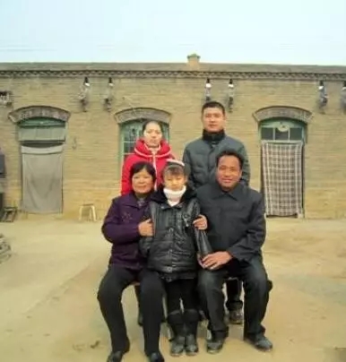 还记得油条哥吗?5年时间,他把油条摊发展成三