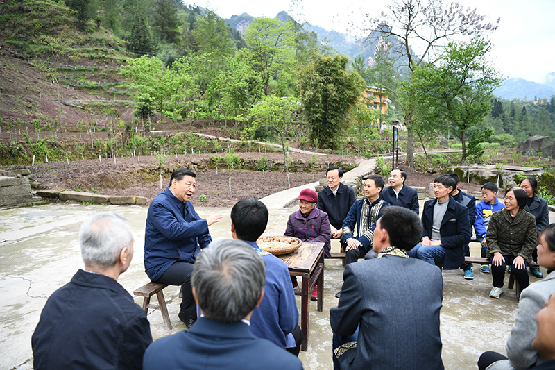 2019年4月15日，习近平总书记在重庆石柱土家族自治县中益乡华溪村同村民代表、基层干部、扶贫干部、乡村医生等围坐在一起，共话脱贫攻坚。