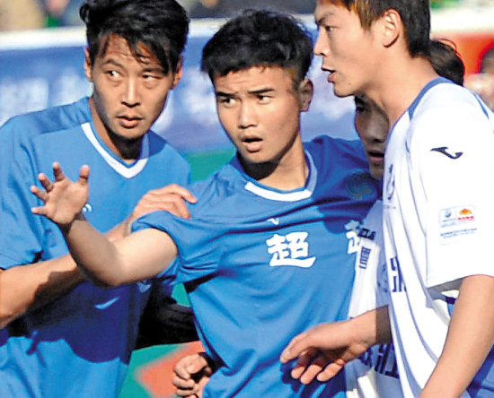 大连足球新星训练中突然倒地 送院抢救后不治