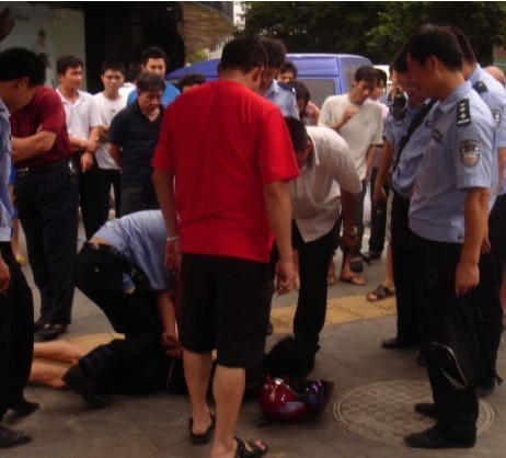 邢台警察街头勇擒小偷