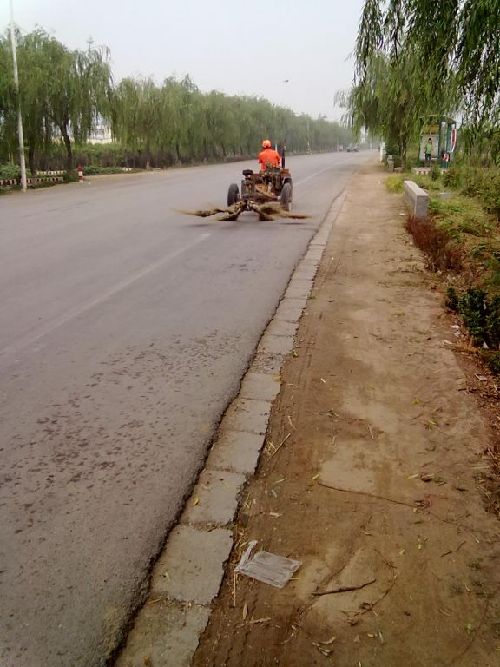 南和县邢临公路上的环卫工人