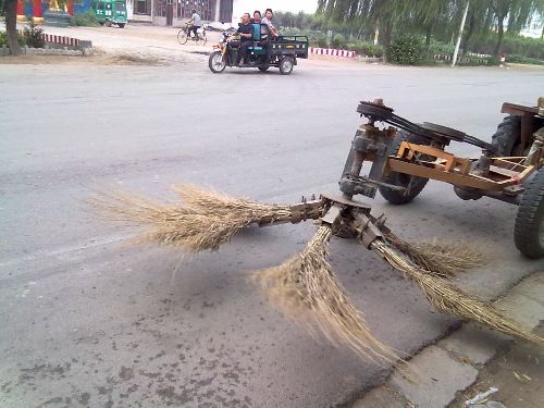 南和县邢临公路上的环卫工人