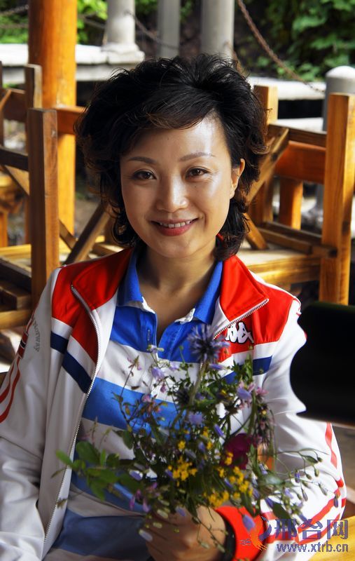 邢台电视台《新闻联播》女主播李力英姿