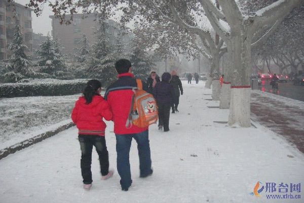 雪后送孩子上学的人们
