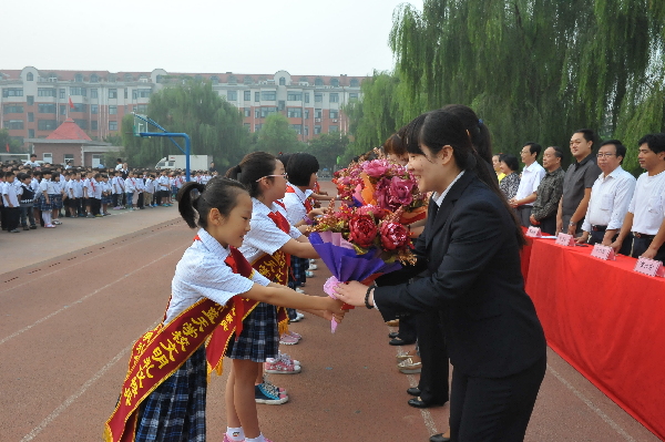 蓝天双语小学教师表彰大会召开