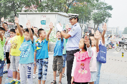 小记者变身“交通小警察”