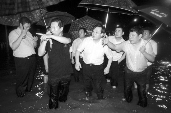 桥西区区委书记郭和平也来到了桥口