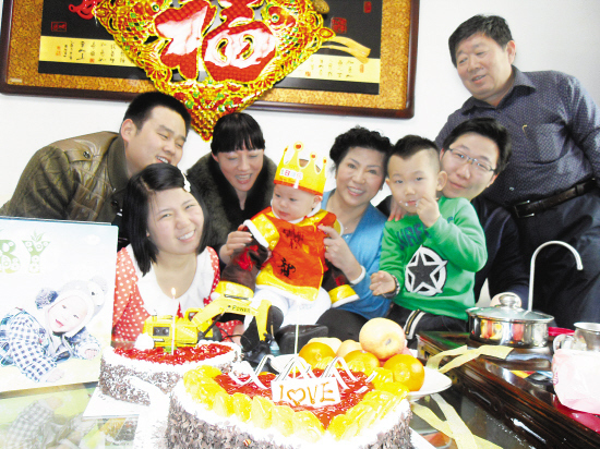 /enpproperty--> 宁燕全家开Party送祝福 提示 去年的农历正月廿一,龙龙被其亲生父母遗弃街头,而一年后的今天,他正幸福地依偎在宁燕的怀中,品尝着可口的生日蛋糕。3月2日,宁燕和家人以及市福利院的工作人员,一同为龙龙举办了一场生日Party,庆祝龙龙的周岁生日。 本报记者 刘东甲 文/图 弥足珍贵的哭照 为了庆祝龙龙的一周岁生日,几天前,宁燕特地带着他到照相馆拍了套写真。照片上的龙龙或爬或坐、或哭或笑,甚是可爱,将自己即将周岁前的每一个精彩瞬间留在了镜头中。宁燕告诉记者,