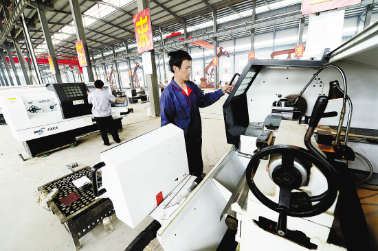 河北博路天宝石油设备制造有限公司员工在车间