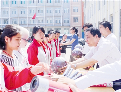 爱心企业向特教学校 捐助体育器材