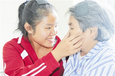 威县女孩刘云锐:带着妈妈上大学