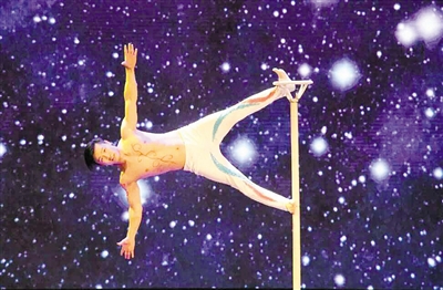 身如鹏鸟漫步太空邢台杂技飞向世界