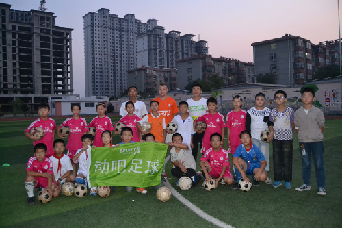 我和外教一起踢足球