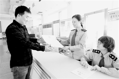 全市首张一照一码 营业执照发放