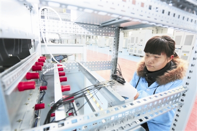 工人正在装配光伏并网逆变器