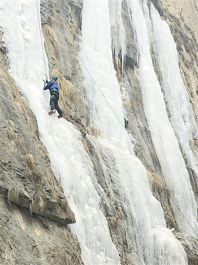 15名登山队员攀上云梦冰瀑