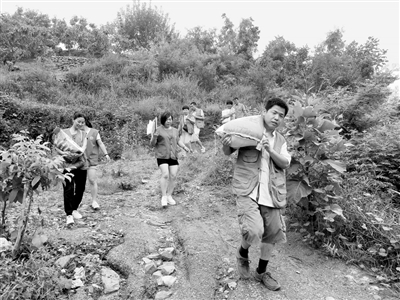 邢台公益服务协会的志愿者慰问贫困学生