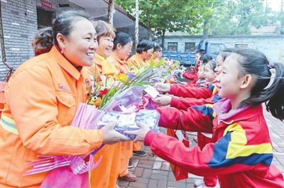 环卫工人日 20名小学生体验扫大街