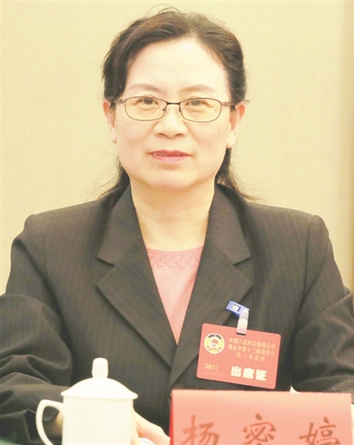 杨密婷委员:配足专职校医确保卫生安全
