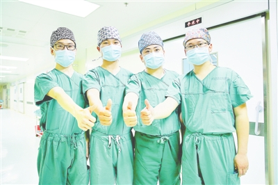 男护士们竖起大拇指,为自己加油