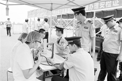 柏乡县中医院免费为民警进行身体检查