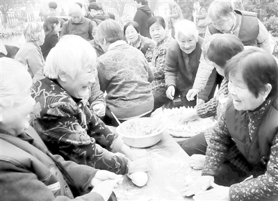 市开发区百泉村敬老院里热闹非凡