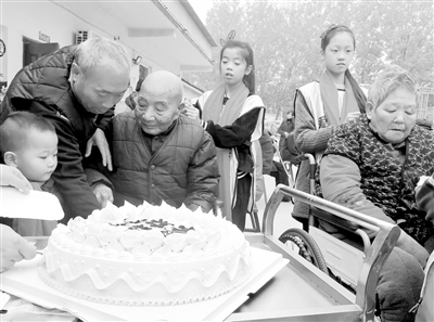 市爱心协会志愿者走进邢台惠康养老服务中心