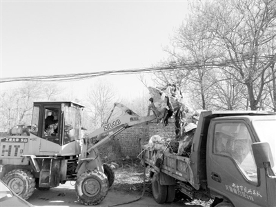 邢台县南石门镇周公村双委干部组织人力、车辆