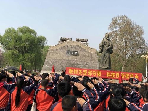 达活泉小学举行徒步踏青敬仰先贤,励志宣誓传