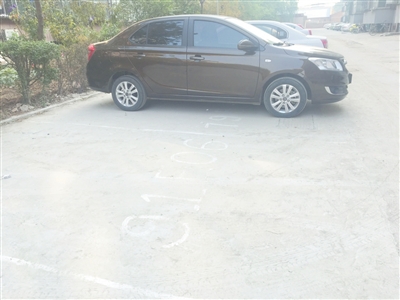 小区居民抢车位各出妙招