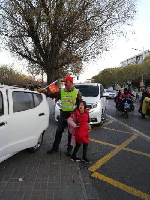 家长变身交通疏导员