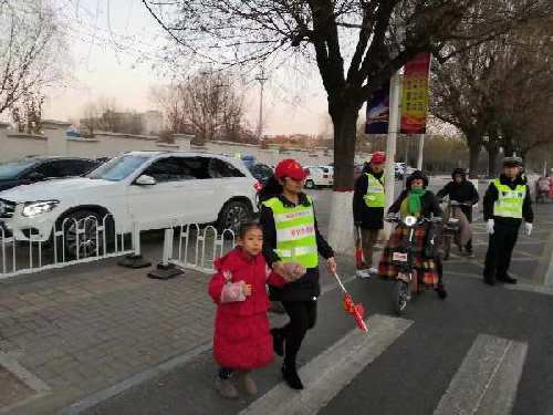 家长变身交通疏导员