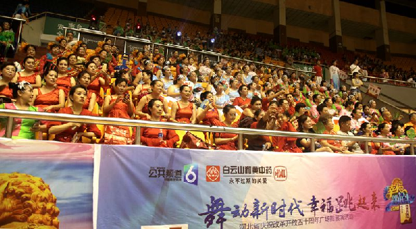 邢台市举行庆祝改革开放40周年广场舞展演活